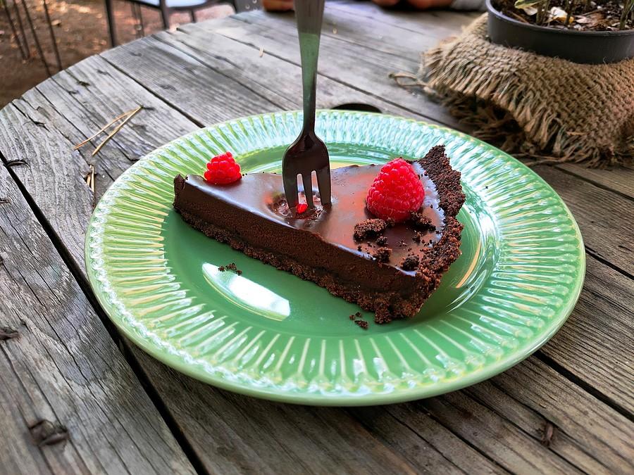 Tarta czekoladowa z malinami