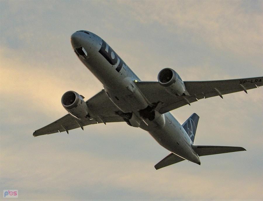 Dreamliner tuż po starcie chowa podwozie