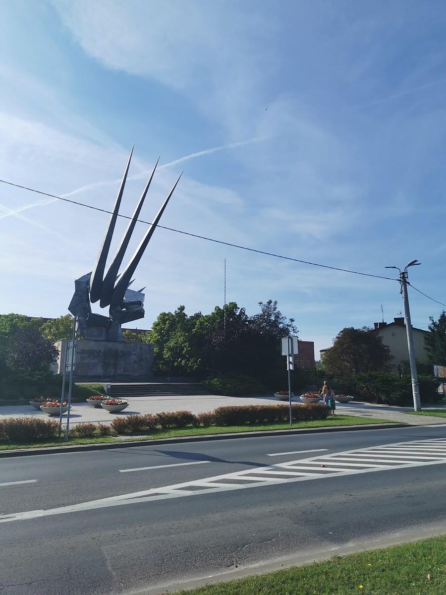 Warka - Pomnik Lotników Polskich zwany "widelcem"