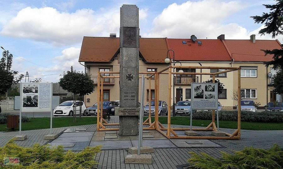 Bolesławiec, rynek świadczący o dawnej miejskości tej wsi.