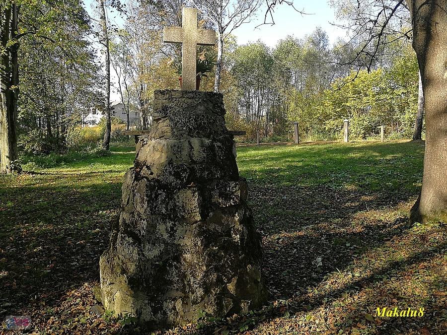 Łąka z kapliczką.