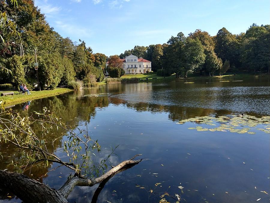 Irydion i Pałac Raczyńskich w Złotym Potoku