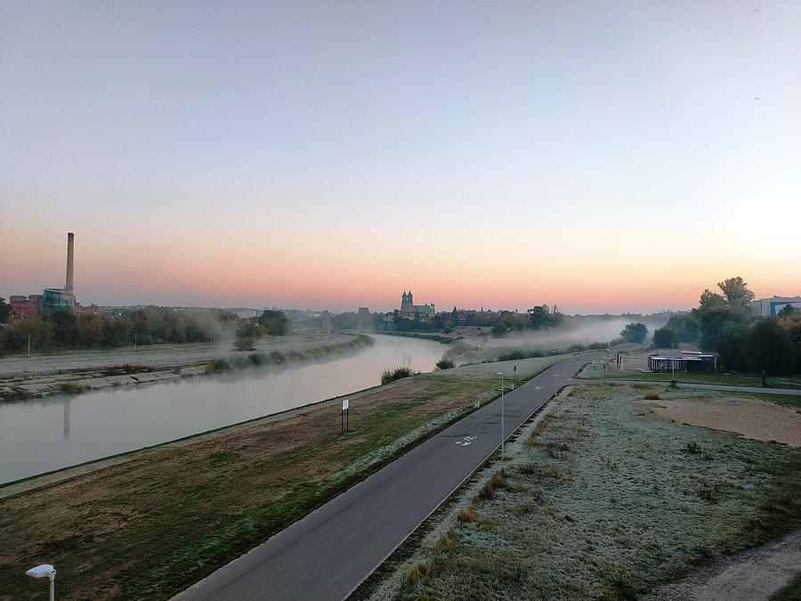Poranne mgły nad Wartą w Poznaniu