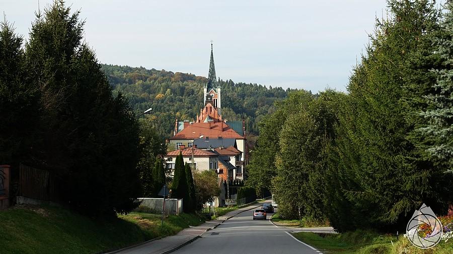 kościółek w Porąbce, przed łamiącym kręgosłup podjazdem