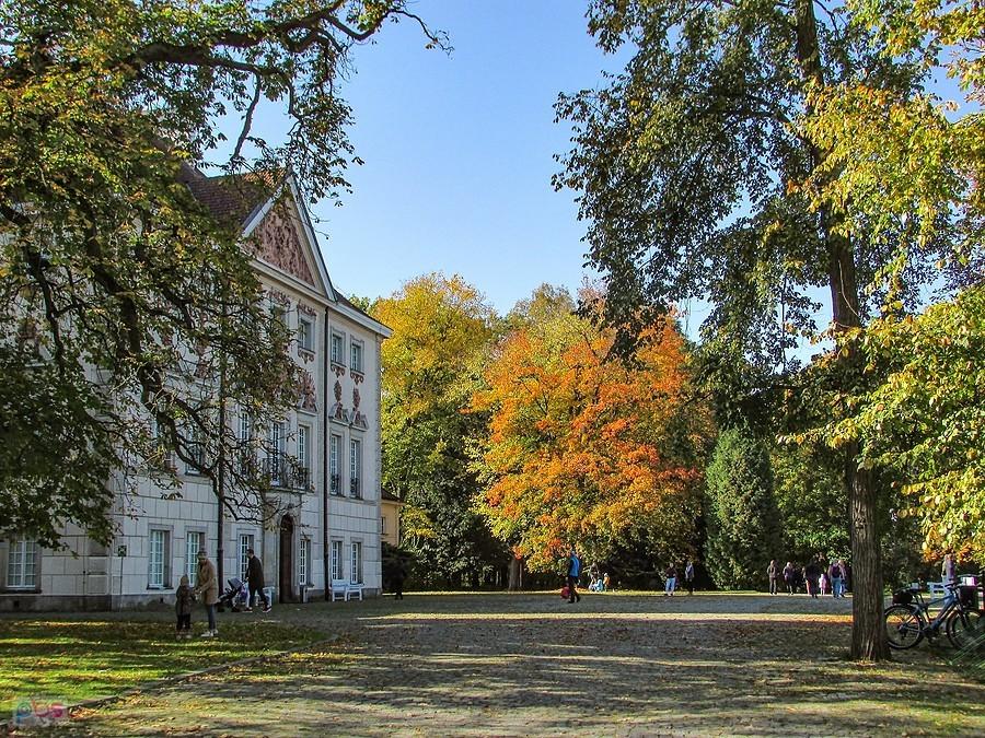 Przed pałacem w Otwocku Wielkim