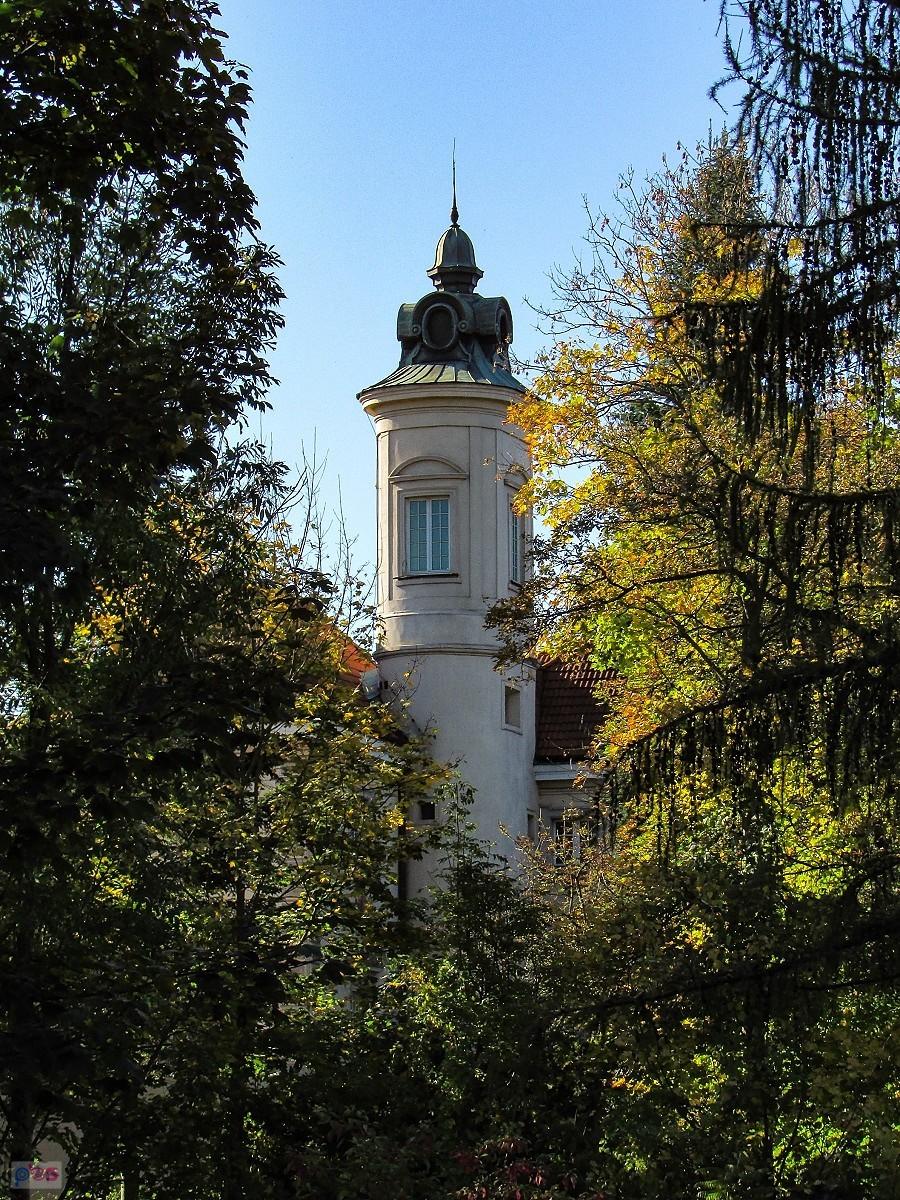 Jedna z wież pałacu w Otwocku Wielkim