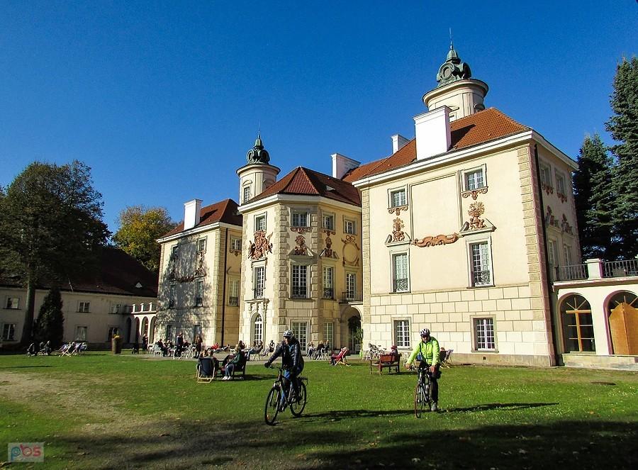 Słoneczna strona pałacu w Otwocku Wielkim