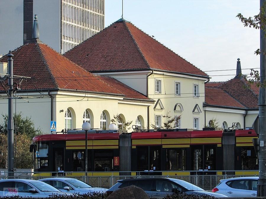 Arsenał schował się za tramwajem