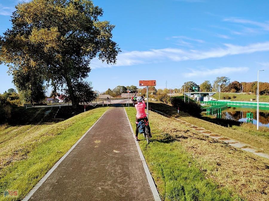 Rowerzysta na ścieżce rowerowej nad kanałem