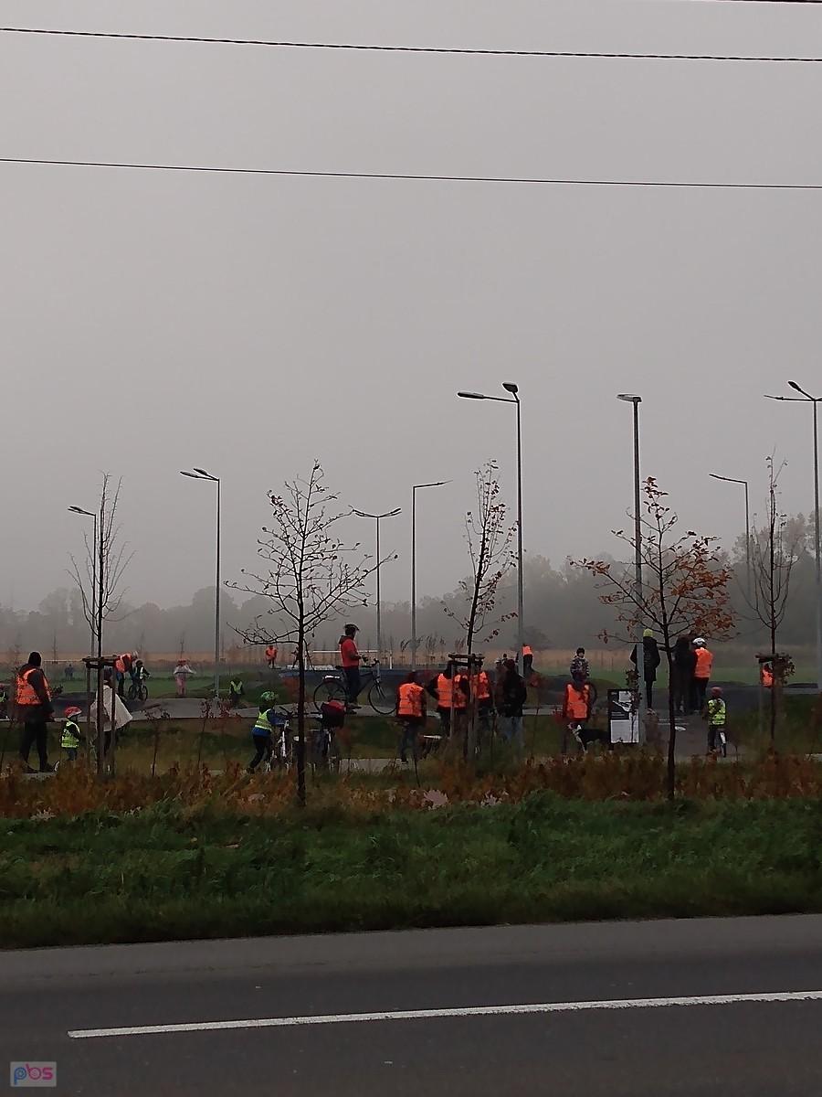 Dzieci ćwiczące pod okiem rodziców przy hali w Kaputach