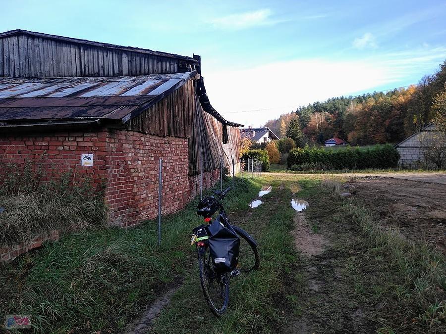 Rower stojący na drodze przy ceglanej zabudowie