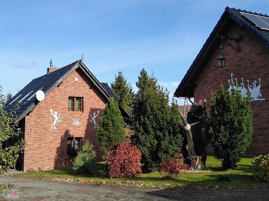 Rzeźba w ogrodzie między dwoma domami