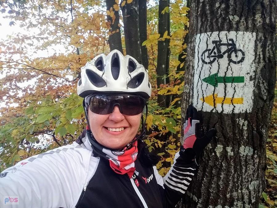 Rowerzysta na leśnym szlaku