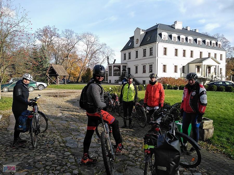 Grupa rowerzystów na postoju w Przywidzu