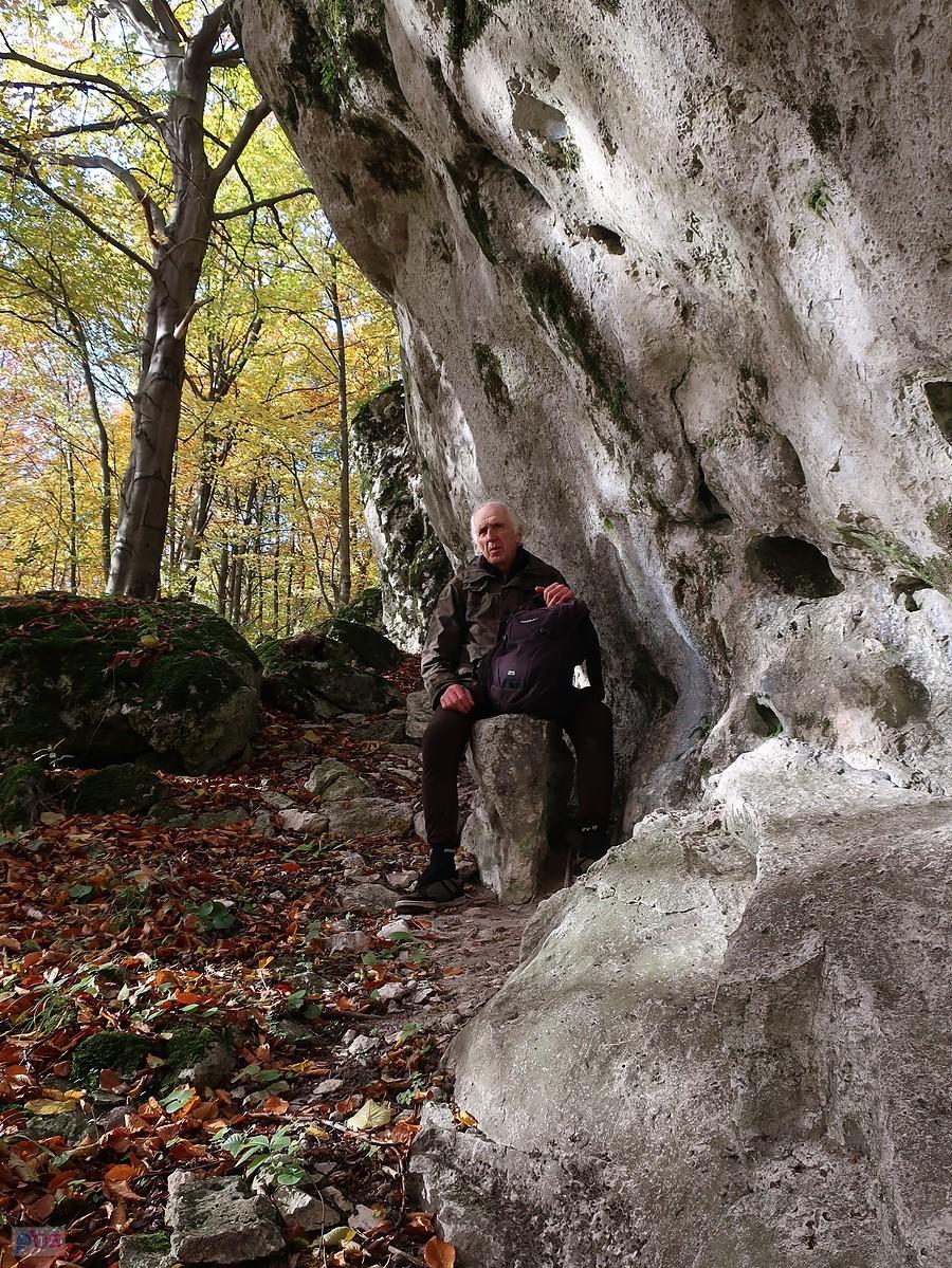 "Ławka" pod skałą