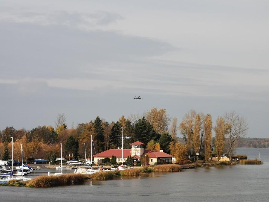 Helikopter nad wodą 1