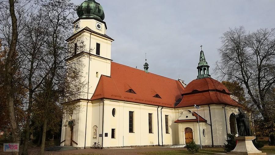 Klasycystyczna sylwetka kościoła pw. św. Stanisława Biskupa i Męczennika