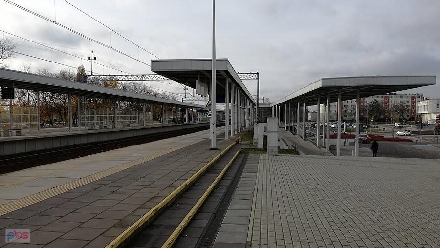 I nowoczesne perony stacyjne, zarówno pociąg z Bydgoszczy jak i z Torunia przywiózł licznych miszkańców.