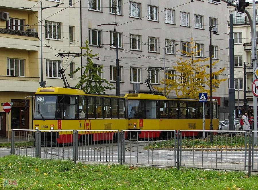 Trzydziestoletnie trzydzieści trzy wyjeżdża z Rakowieckiej