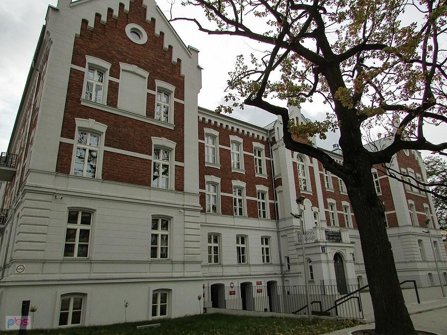 Dzisiaj w dawnym sierocińcu mieści się Szkoła Muzyczna
