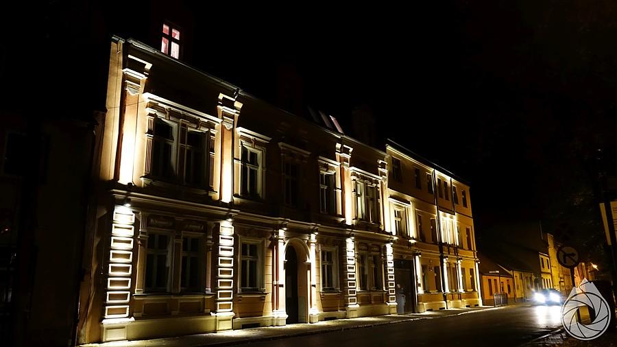 oświetlenie budynków w Górze