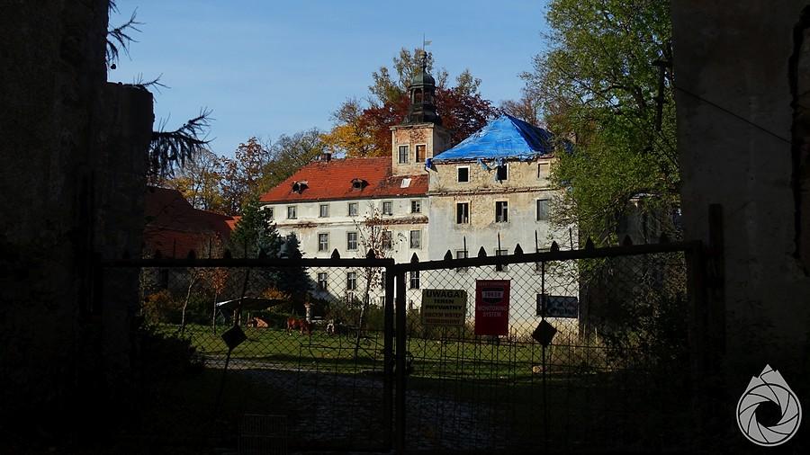 ukryty gdzieś w lesie dwór koło Dziwiszowa