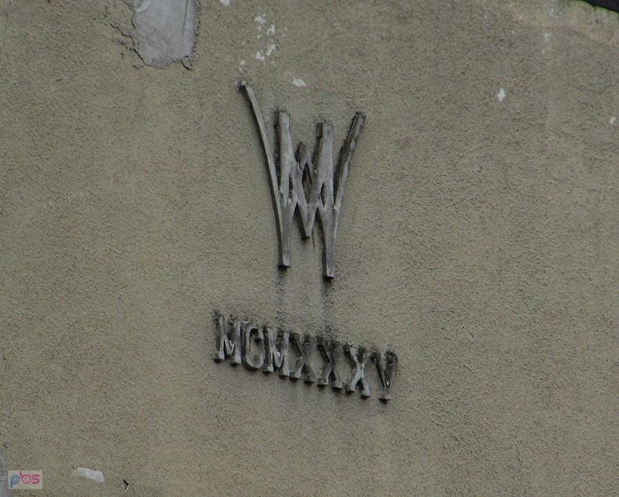 Rok budowy na szczycie kamienicy przy Puławskiej 140