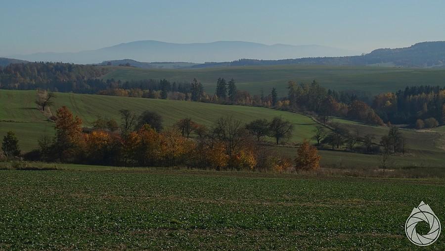 spojrzenie przez kotlinę na gniazdo Śnieżnika