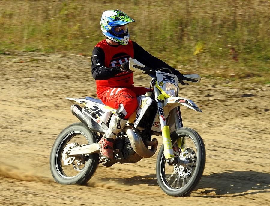 Pędzący motocyklista