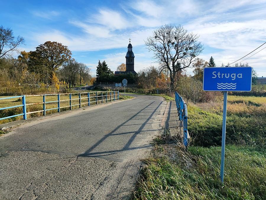 Staw - kościół p.w. Świętej Jadwigi Śląskiej z 1780 r. i mostek na Strudze