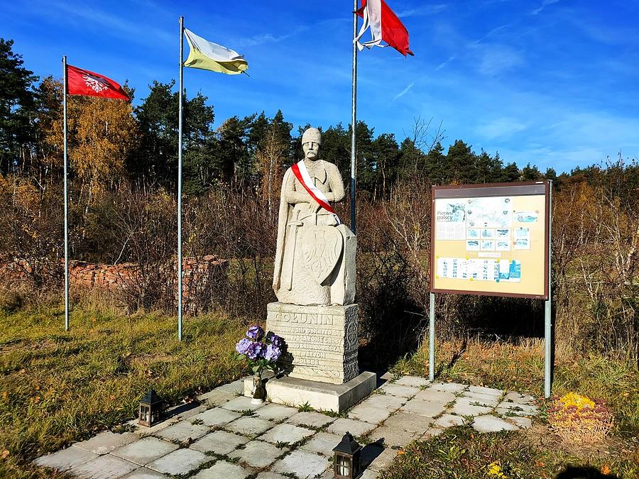 Miejsce upamiętniające odkrycie wczesnopiastowskigo cmentarzyska rzędowego w Gołuniu
