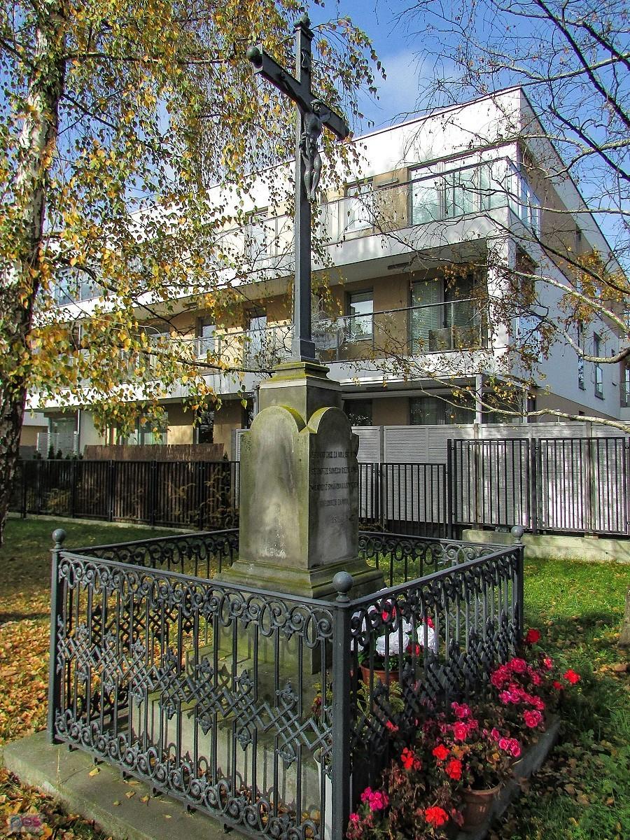 Krzyż, który stał przy folwarku Grabów, został przeniesiony bo przeszkadzał deweloperom