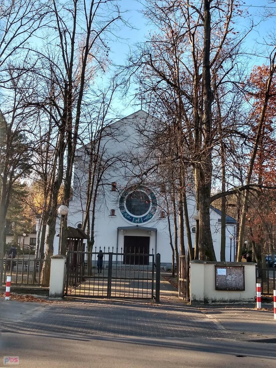 Kościół w Hornówku teraz widoczny zza drzew