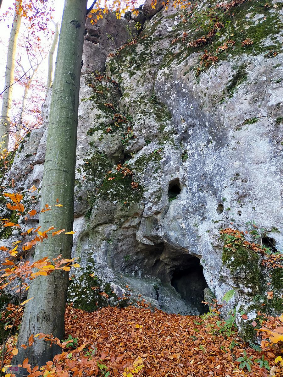 Otwór Jaskini w Wysokiej Turni (Sokole Góry)