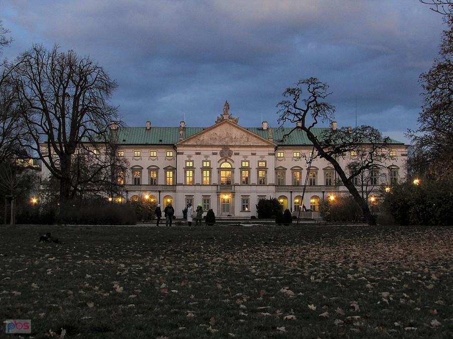 Pałac Krasińskich w przebłyskach zachodzącego słońca