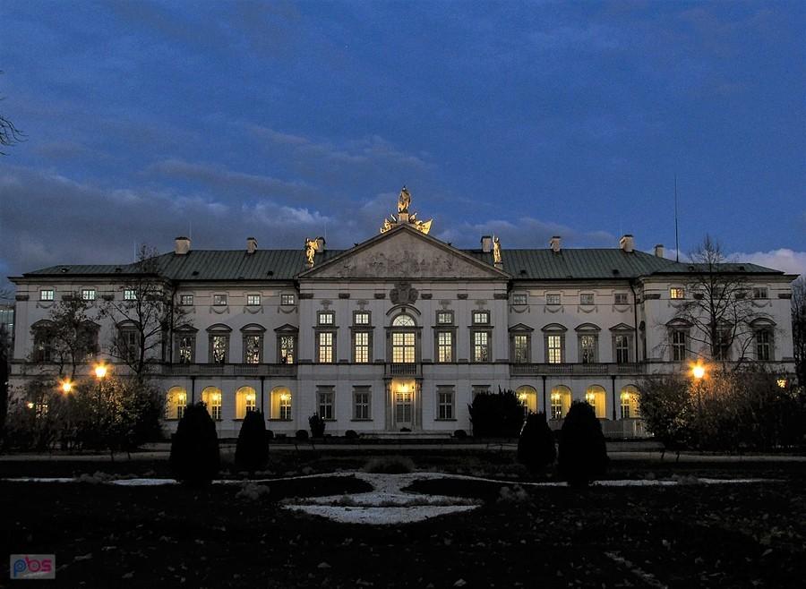 Pałac Krasińskich w pełnej iluminacji