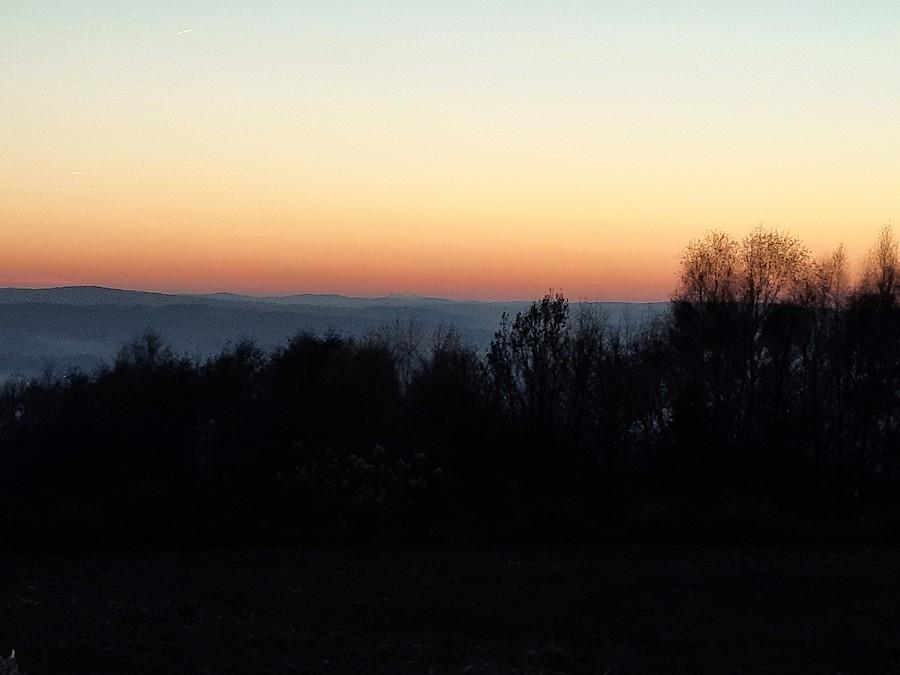 Pogórze, a dalej Tatry.
