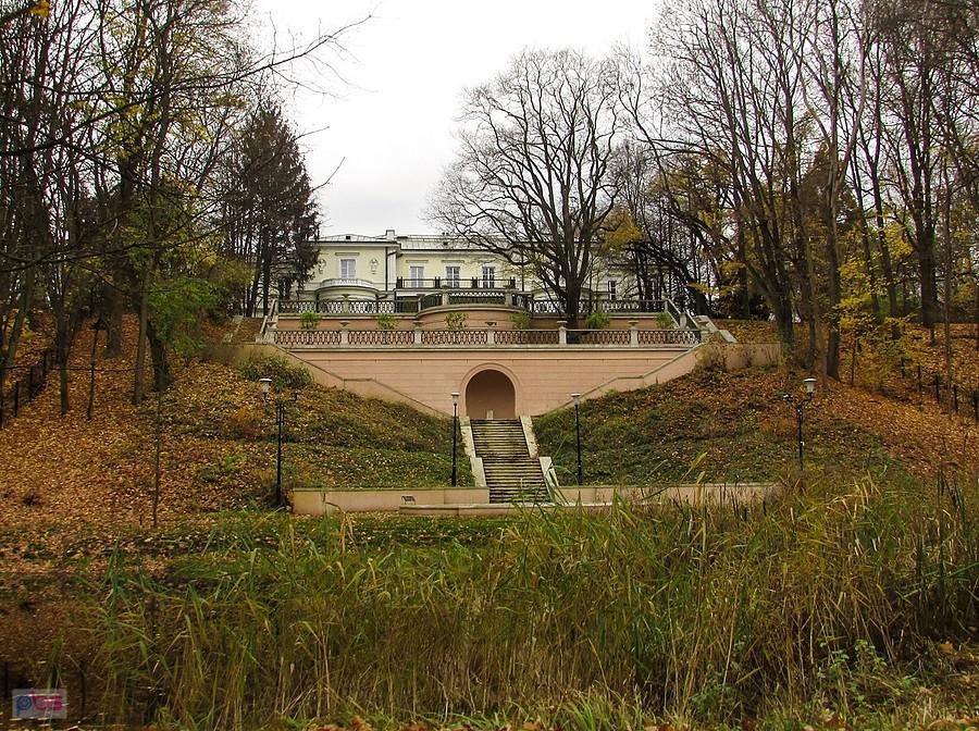 Widok pałacu Krasińskich od strony skarpy