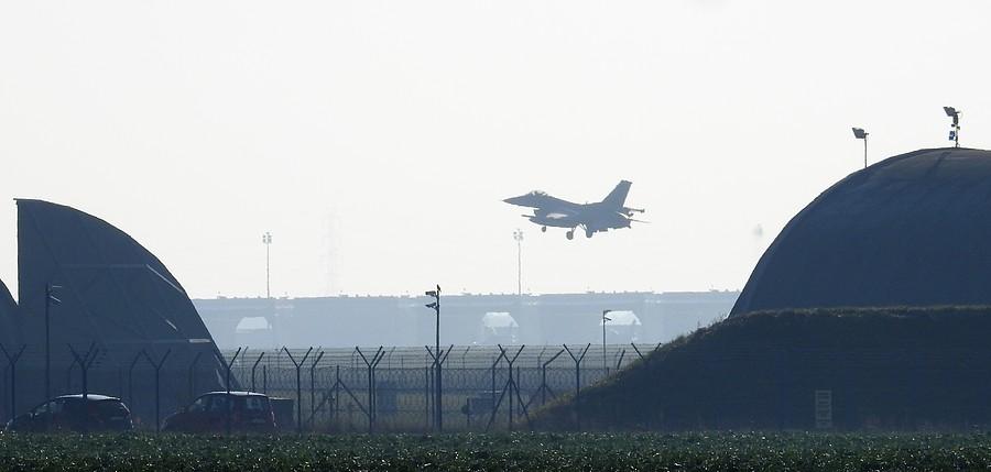 F16 podchodzi do lądowania na poznańskich Krzesinach