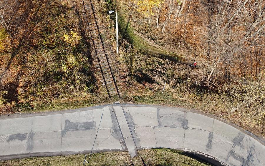 Jesień, stara betonowa droga i stare tory - lubie takie klimaty