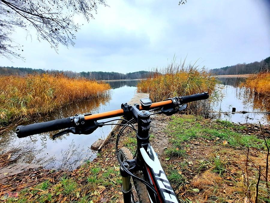Szara, smutna jesień nad jeziorem.