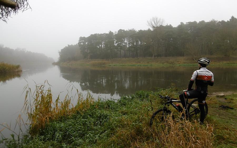 Nad troszkę zamgloną Wartą w Puszczykowie