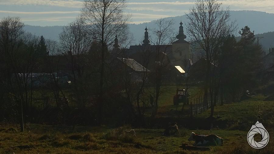 kościółek w Smerekowcu na tle Skałki