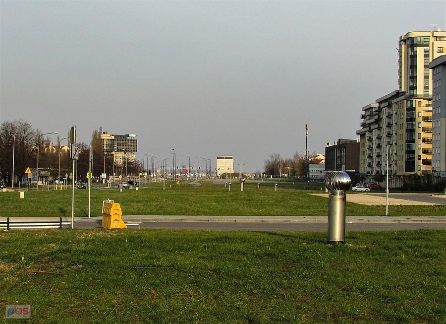 Srebrne wywietrzniki nad tunelem POW