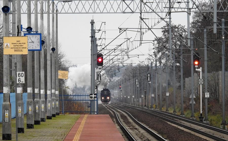 Długie szyny i mały parowóz