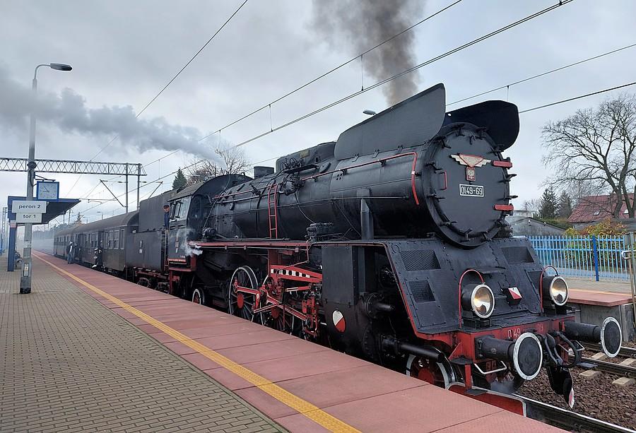 Parowóz na trasie Wolsztyn - Poznań wraz z wagonami