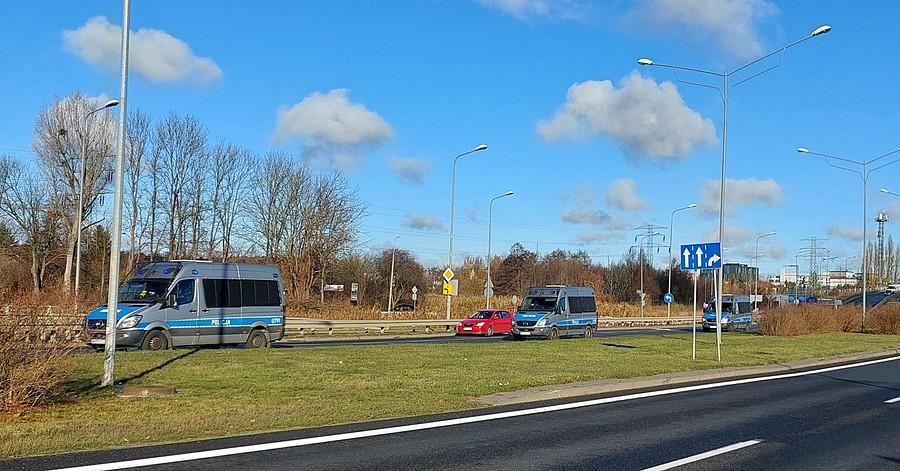Kilka z około dziesięciu radiowozów pędzących ulicą Głogowską w Poznaniu