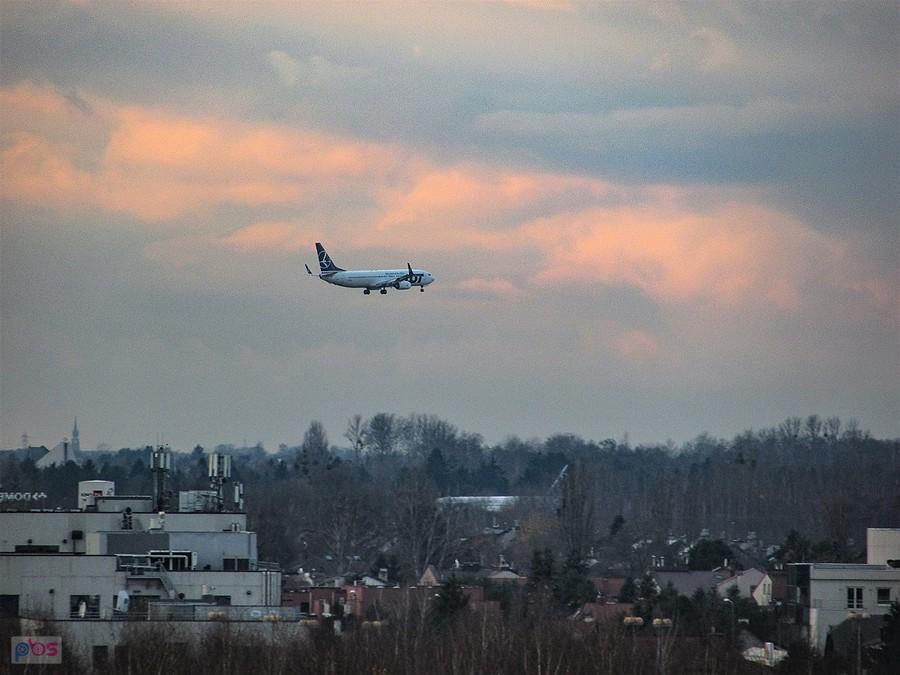 Boeing 737 z Nur-Sultan ląduje na Okęciu