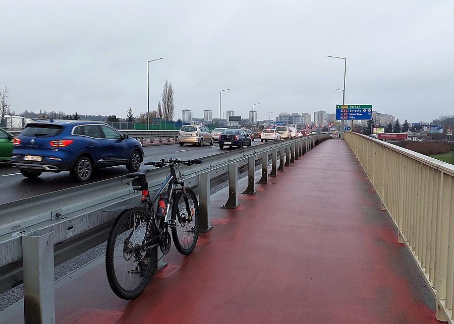 Nad autostradą samochody w korku, rower na luzie