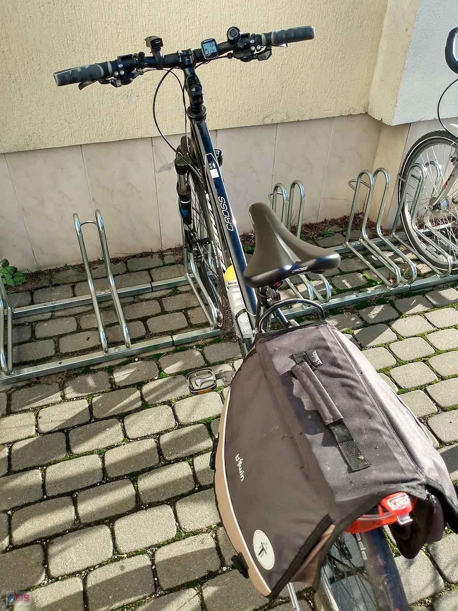 Na parkingu